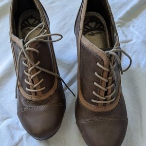 Brown Lace-Up Closed-Toe Heels 7.5
